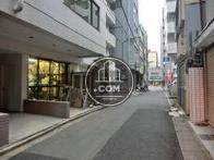 左側に裏口がございます