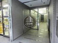 壁面はタイル張り、床面は石張りです