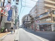様々な店舗が立ち並ぶエリア