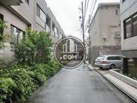 人通りはまばらで静かな場所です