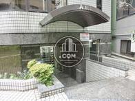 玄関は一段低い場所になります