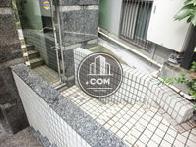 玄関脇に勝手口があります