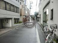 2本の通りに挟まれるように立地しています