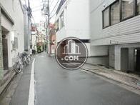 車両も通行する路地です