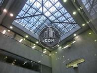 吹き抜けていて天井窓があります