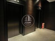 モダンなエレベーターが4基あります