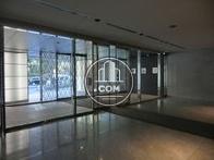 エントランスは全面ガラス張りです