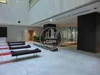 エントランス中心部にベンチが並べられています