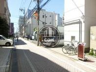 綺麗に舗装されている前面通り