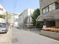 突き当りに見えるのは小学校です