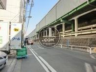 前面道路は幅5m程でパーキングメーターもあります