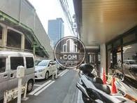 水道橋駅西口は入り口前から見えます