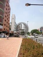要町駅の真上に位置します