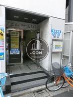 コンパクトなビル正面玄関