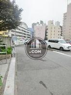 落ち着きのある玄関前通り