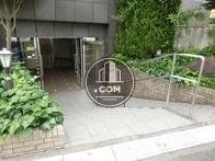 植栽の配置された玄関口