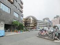 背面通り奥からのアングル