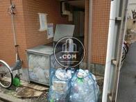 駐輪場手前にゴミの収集所があります