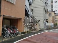 正面玄関の手前に駐輪場があります
