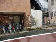 左手が駐輪場右手が正面玄関です