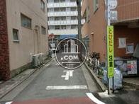 狭い脇道があります