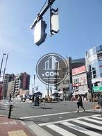 行き交う人で賑わう駅前