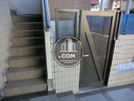 玄関脇が外階段です