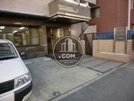 前面の駐車場です