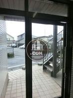 ガラス越しに見える前面通り