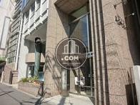向って右手は他のテナントさんの専用入り口です