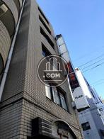 通りから見上げた外観