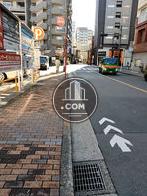 正面はメイン道路です