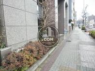 建物周りには植栽があります