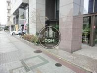 建物入口には植栽があります