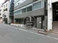 ビル1階です