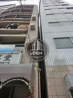 正面向って右側はビルが隣接しています