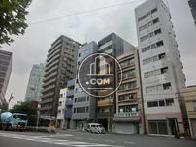 ビルが密集するエリアに建っています