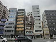 細長いビルが並びます
