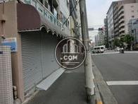 通りの交通量は終始賑やかです