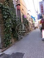 建物前の路地です。哀愁漂う雰囲気です。人通りはそこそこありました。
