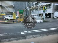 正面玄関前はコインパーキング
