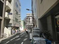 大通り沿いではありますが、側面は路地になっています