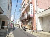 隣接する露地奥からのアングル