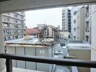 階段から見た建物裏手の景観