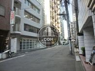 オフィスビルが建ち並びます