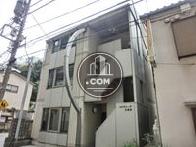右側に外階段が見えます