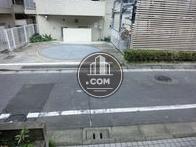 玄関前の通りを見た視点です