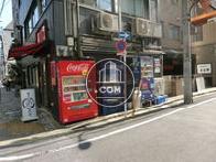 建物側面には自動販売機があります