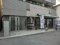正面玄関遠景です