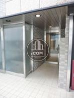 店舗に挟まれて入口があります